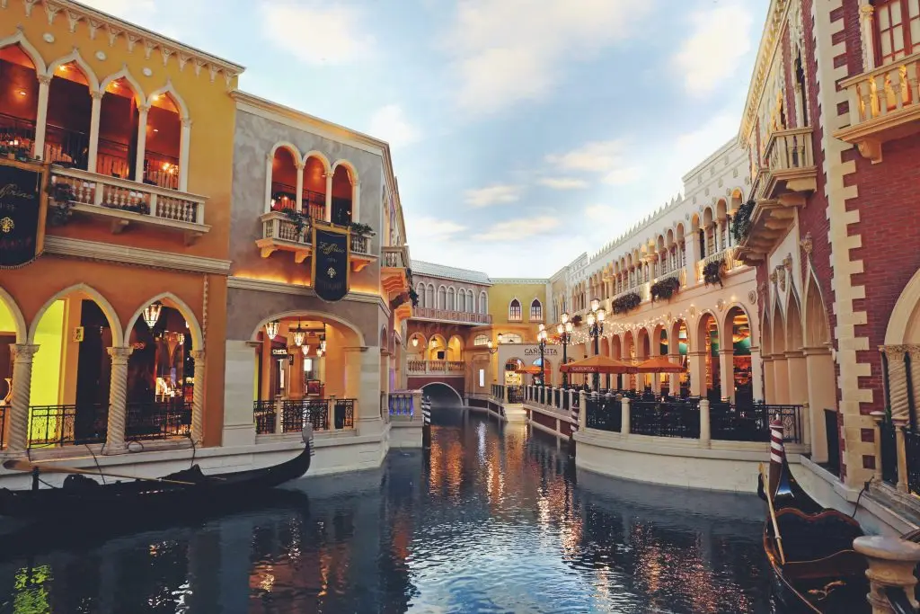 Which Las Vegas Hotel Is the Best? Wynn, Bellagio, Venetian or MGM Grand 3 The Venetian Las Vegas